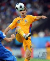 FUSSBALL EURO 2008: Rumaenien, Mutu am Ball