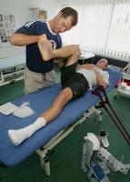 FUSSBALL Lapaczinski  bei  der Reha nach seinem Knchelbruch