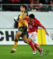 FUSSBALL NATIONALMANNSCHAFT: Matthew SPIRANOVIC (li, Australien) gegen Moreno COSTANZO (re, Schweiz)