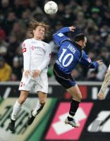 Fussball 1. Bundesliga: Moenchengladbach - Bielefeld, Zweikampf