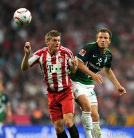 Fussball 1. Bundesliga &Atilde;Saison 2010/2011: Toni Kroos (li, FC Bayern Muenchen) gegen Philipp Bargfrede (re, SV Werder Bremen)