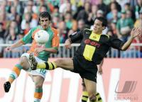 Fussball 1. Bundesliga: Bremen - Dortmund, Zweikampf