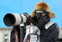 Fussball 2. Bundesliga:  Fotograf Philippe Ruiz mit Kaelteschutzmaske und Muetze