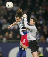 Fussball 1. Bundesliga: Hamburg - Berlin, Zweikampf