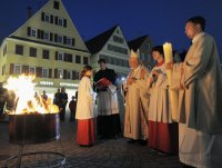 Osterfeuer vor dem Rottenburger Dom