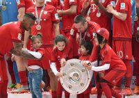 Fussball, 1. Bundesliga  Saison 13/14: Jubel FC Bayern Muenchen mit Schale