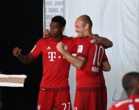Fussball 1. Bundesliga 15/16: David Alaba (FC Bayern Muenchen) und Arjen Robben (FC Bayern Muenchen)