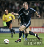 FUSSBALL CHL   AS Monaco 3-1 Real Madrid Zinedine Zidane (Real) am Ball