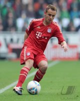 Fussball 1. Bundesliga, Saison 2011/2012: Rafinha (FC Bayern Muenchen) Einzelaktion am Ball