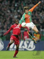 Fussball 1. Bundesliga: Bremen - Kaiserslautern, Zweikampf