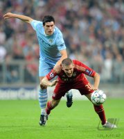 Fussball CHL  Saison 2011/2012:  Gareth Barry (li, Manchester City) gegen Bastian Schweinsteiger (FC Bayern Muenchen)