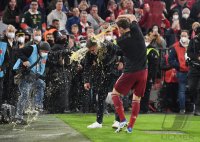 Fussball 1. Bundesliga Saison 21/22: JUBEL FC Bayern Muenchen feiert die 32. Meisterschaft