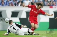 Fussball 1. Bundesliga: Schalke - Bayern, Zweikampf