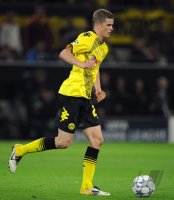 Fussball CHL  Saison 2011/2012:  Borussia Dortmund, BENDER am Ball
