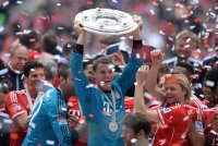 Fussball 1. Bundesliga  Saison  2012/2013: Torwart Manuel Neuer (FC Bayern Muenchen) mit Schale
