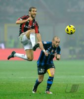 FUSSBALL SERIE A: Flamini Mathieu (li, AC Mailand) gegen Wesley Sneijder  (re, Inter)