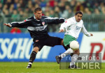 Fussball 1. Bundesliga: Bremen - Stuttgart, Zweikampf