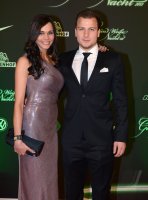 Fussball, 1. Bundesliga Saison 2012/2013: Phillip Bargfrede posiert mit Freundin Carola Mahnken