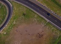 FUSSBALL WM 2010  LUFTBILD  Kinder spielen Fussball  im  Township