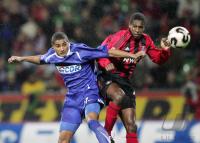 Fussball 1. Bundesliga: Leverkusen - Berlin, Zweikampf