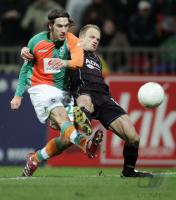 Fussball 1. Bundesliga: Bremen - Hamburg, Zweikampf