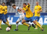 2. Fussball Bundesliga:  Daniel Halfar (li, 1860 Muenchen) gegen Kiliann Witschi (re, Karlsruher SC)