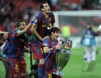 Fussball Champions League Finale 2011: Jubel mit dem Pokal Daniel Alves, Sergio Busquets, Lionel Messi (v. li., Barca)