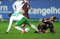 Fussball 1. Bundesliga, Saison 2011/2012: Lukas Schmitz (li, SV Werder Bremen) gegen Olcay Sahan (1. FC Kaiserslautern)