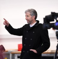 Oberbuergermeister Palmer hat die groesste Photovoltaikanlage Tuebingens offiziell in Betrieb genommen