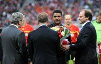 Fussball 1. Bundesliga, Saison 2011/2012:  Breno mit Karl Heinz Rummenigge und Sportdirektor Christian Nerlinger (FC Bayern Muenchen)