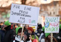 Kundgebung im Tuebinger Anlagenpark: 1200 Menschen demonstrierten gegen die einrichtungsbezogene Impfpflicht