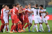 Fussball DFB Pokal 1. Runde 21/22: 1. FC Kaiserslautern - Borussia Moenchengladbach
