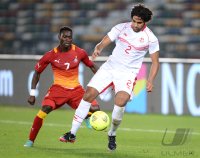 FUSSBALL INTERNATIONAL:  Christian ATSU (li., Ghana) gegen Bilel IFA (Tunesien)