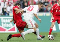 Fussball 1. Bundesliga: Koeln - Bayern, Zweikampf