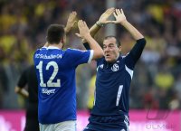 Fussball 1. Bundesliga : Jubel mit Marco Hoeger und Zeugwart Enrico Heil (v. li., FC Schalke 04)