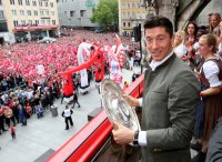 Fussball 1. Bundesliga  Meisterfeier FC Bayern Muenchen 14/15: Robert Lewandowski mit Schale