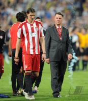 Fussball Champions League Finale: Daniel van Buyten, Trainer Louis van Gaal (v. li., FCB)