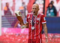 Fussball, 1. Bundesliga  Saison 16/17: Jubel FC Bayern Muenchen mit Schale