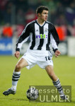 Fussball International: Newcastle, HUGHES Einzelaktion