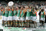 Fussball 1. Bundesliga: Bremen - Leverkusen, MANNSCHAFT feiert, AILTON abseits