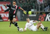 Fussball 1. Bundesliga: Borussia Mnchengladbach - Eintracht Frankfurt, Zweikampf