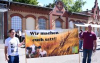 Fair und Regional; Menschenkette pro Rottenburger Schlachthof von Landwirten und Metzgern