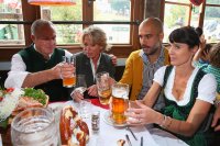 FUSSBALL 1. BUNDESLIGA 14/15:  FC Bayern Muenchen besucht das Oktoberfest