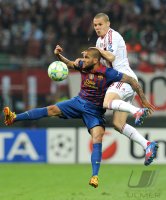 FUSSBALL INTERNATIONAL  CHL Viertelfinale 11/12: Daniel Alves (li, Barca) gegen Djamel Mesbah (AC Mailand)