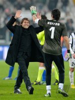 FUSSBALL SERIE A:  Trainer Antonio Conte mit Torwart Buffon Gianluigi (v. li., Juventus Turin)