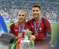 Fussball Europameisterschaft 2016 Finale: JUBEL Cristiano Ronaldo (Portugal) mit Pokal