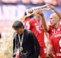 Fussball 1. Bundesliga Saison 18/19: Meister FC Bayern Muenchen / Bierdusche