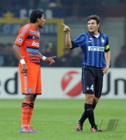 Fussball Champions League  Saison 2011/2012: Brandao (li, Olympique Marseille) mit Javier Zanetti (Inter Mailand)