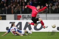 Fussball 1. Bundesliga: Frankfurt - Hamburg, Zweikampf