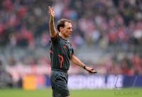 Fussball 1. Bundesliga : Gestik Schiedsrichter Florian Meyer